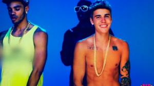 Justin Bieber rapper senza maglietta nel video di Lolly con Maejor Ali e Juicy J