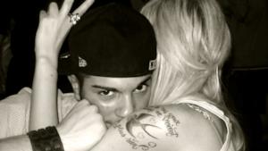 Emis Killa con ragazza bionda