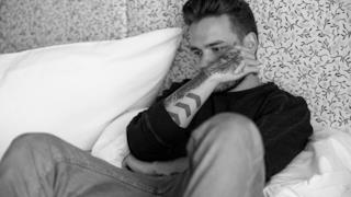 Liam Payne sul letto in bianco e nero