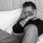 Liam Payne sul letto in bianco e nero