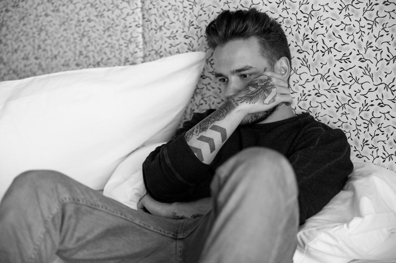 Liam Payne sul letto in bianco e nero