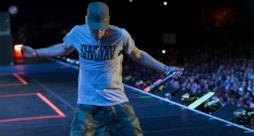 Eminem con la maglietta Shady XV
