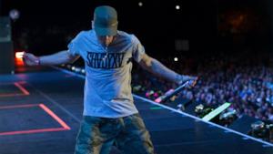 Eminem con la maglietta Shady XV