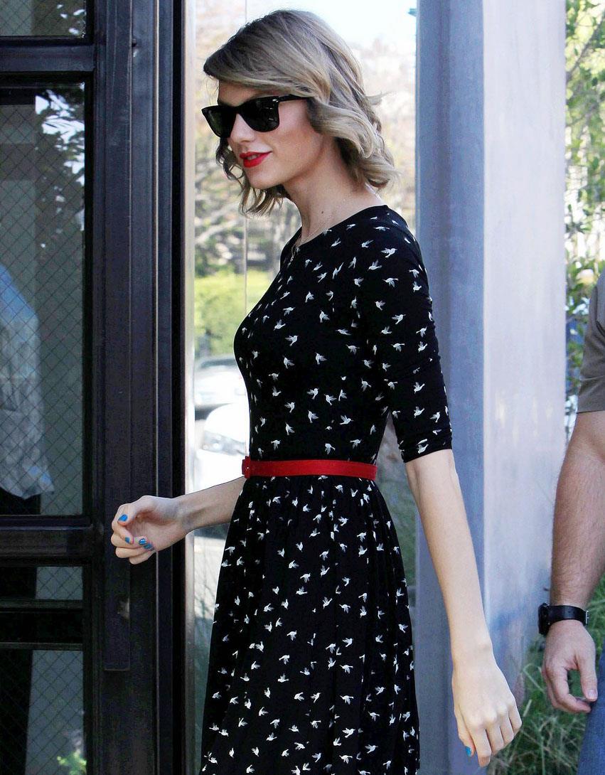 Taylor Swift entra in un negozio