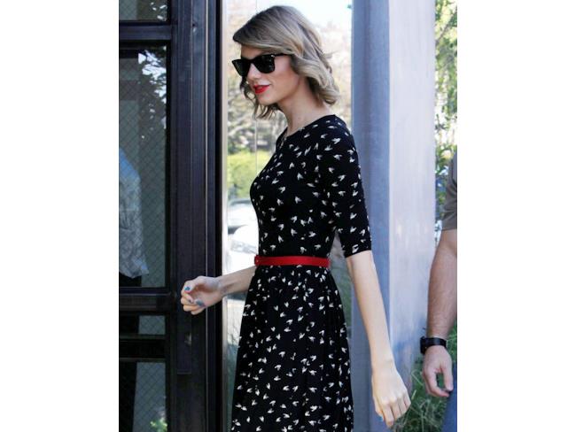 Taylor Swift entra in un negozio