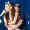 Justin Bieber abbraccia Ariana Grande sul palco di Houston