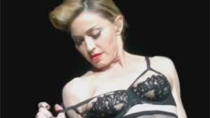 Elton John: Madonna sembra una spogliarellista, è finita!