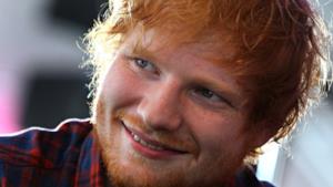 Ed Sheeran con faccia sorridente