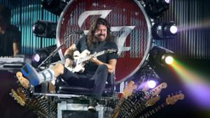 Dave Grohl sul trono di chitarre.