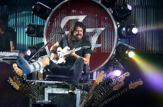 Dave Grohl sul trono di chitarre.