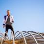 Liam Payne in piedi su una struttura in ferro