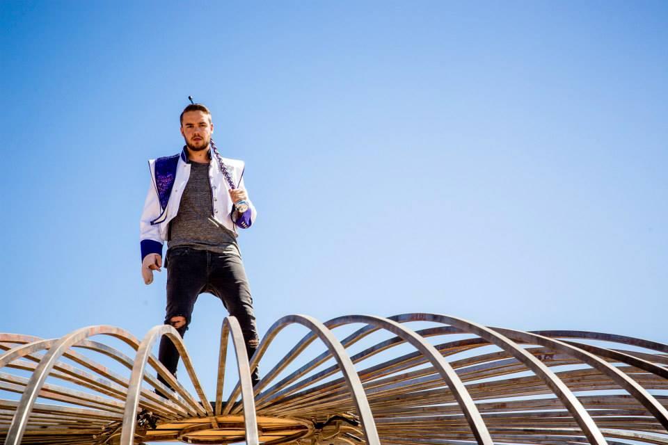 Liam Payne in piedi su una struttura in ferro