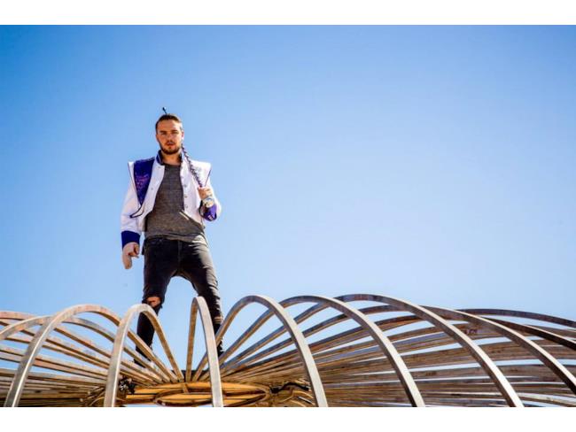 Liam Payne in piedi su una struttura in ferro