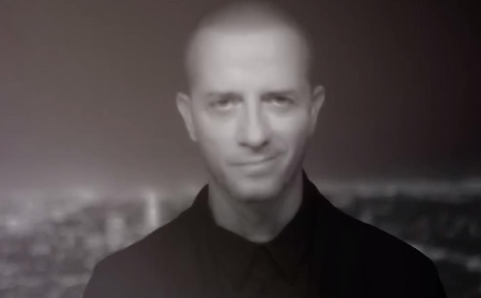 Raf screenshot in bianco e nero tratto dal videoclip Eclissi totale