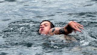Harry Styles nuota nel lago di Como
