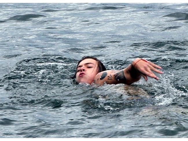 Harry Styles nuota nel lago di Como