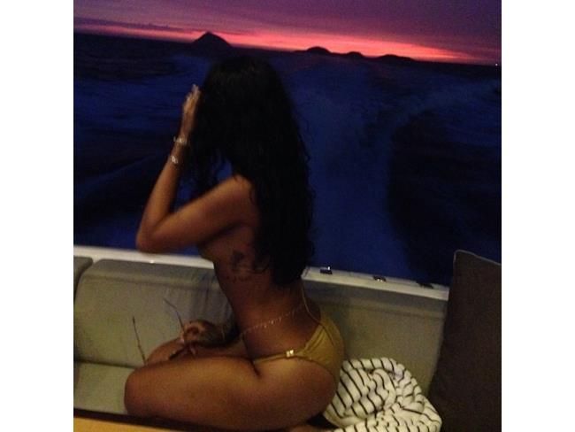 Rihanna sullo yacht al tramonto
