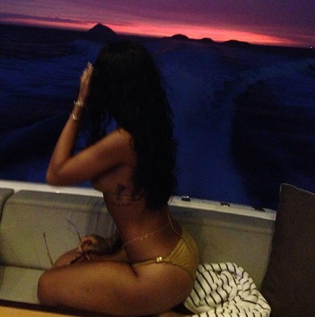 Rihanna sullo yacht al tramonto