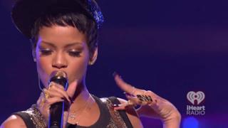 Rihanna iHeart Radio super aggressiva