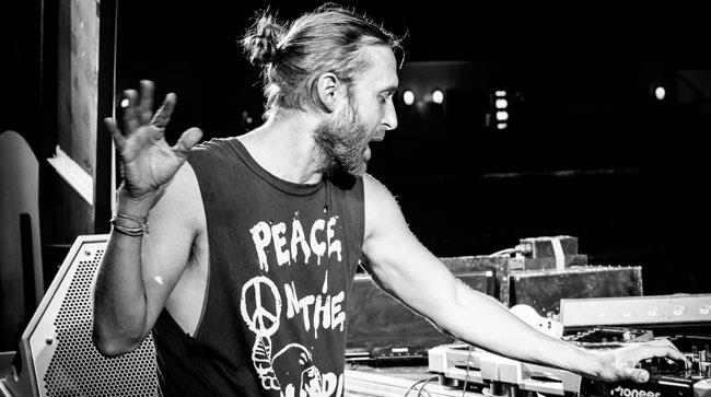 David Guetta in console durante un concerto