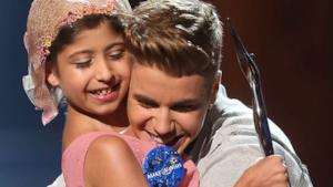 Justin Bieber ai Young Hollywood Awards con la piccola fan Grace