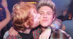 Ed Sheeran bacia sulla guancia Niall Horan dei One Direction