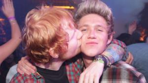 Ed Sheeran bacia sulla guancia Niall Horan dei One Direction