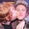 Ed Sheeran bacia sulla guancia Niall Horan dei One Direction