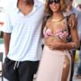Jay-Z abbraccia Beyoncé mentre camminano