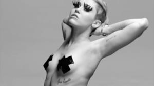 Miley Cyrus in topless ma con nastro adesivo sui capezzoli