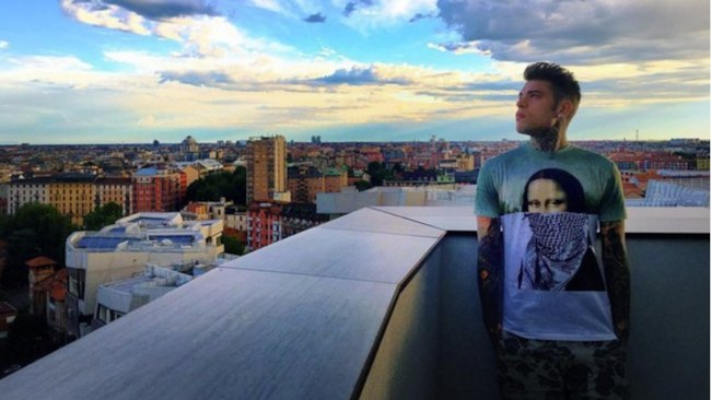 Fedez guarda Milano dalla terrazza del suo nuovo appartamento