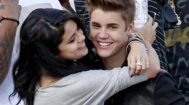 Selena Gomez abbraccia Justin Bieber