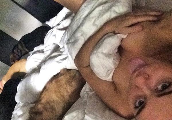 Miley Cyrus: selfie nuda sotto le lenzuola con i cani