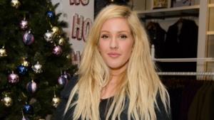 Ellie Goulding con albero di Natale