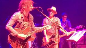 Ryan Adams e Johnny Depp suonano insieme sul palco