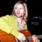 Kurt Cobain suona la chitarra durante un'esibizione dal vivo