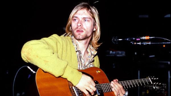 Kurt Cobain suona la chitarra durante un&#39;esibizione dal vivo