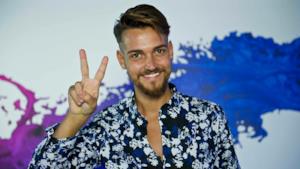 Valerio Scanu sfoggia la sua camicia migliore