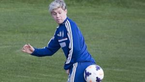 Niall Horan gioca a pallone
