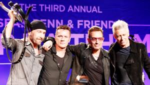 Gli U2 alla terza edizione dell'evento "Sean Penn & Friends Help Haiti" posano insieme 