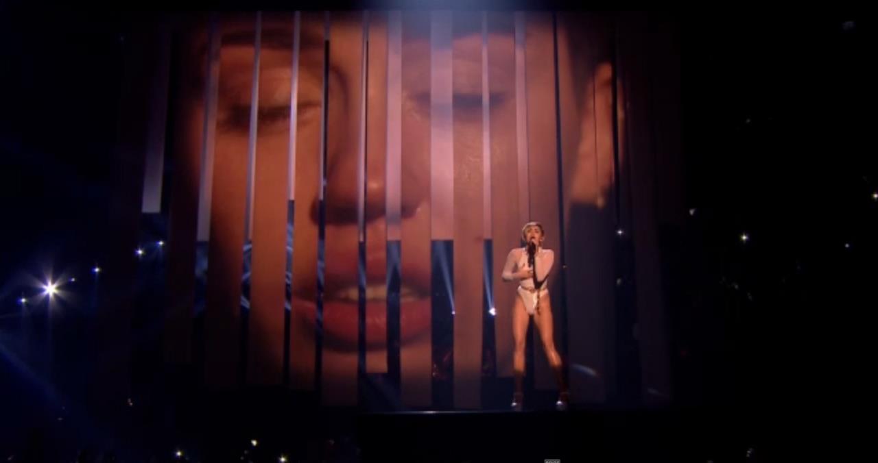 Miley Cyrus Sexy Outfit MTV ema Awards - 4