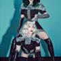 Katy Perry a cavalcioni di Madonna