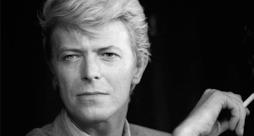 Primo piano di David Bowie da giovane