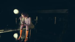 Beyoncé canta seduta su una sedia