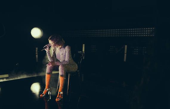 Beyoncé canta seduta su una sedia