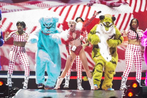 L'animo baraccone della ex Hanna Montana diventa sempre più protagonista 