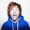 Ed Sheeran con la lingua da fuori e la felpa blu