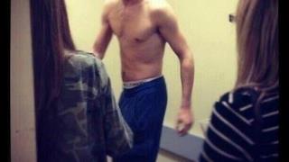 Niall Horan senza maglietta