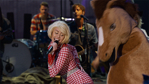 Miley Cyrus balla con un pupazzo di un cavallo