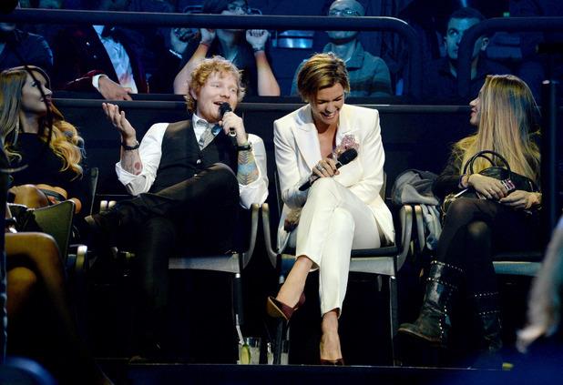 Ed Sheeran e Ruby Rose scherzano durante gli MTV EMA 2015